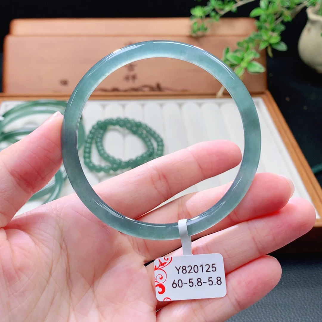 未镶嵌手镯（圆镯）翡翠