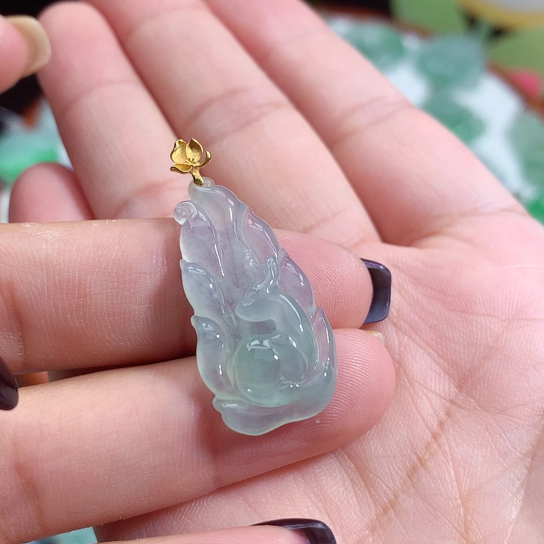 翡翠未镶嵌颈饰九尾狐