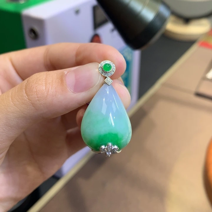颈饰18K金镶嵌翡翠翡翠