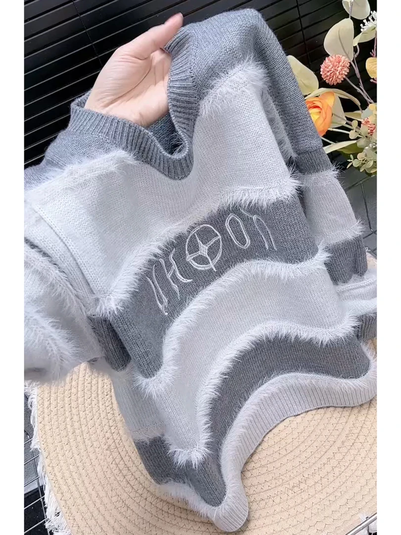 慵懒风复古短款灰色毛衣女秋冬字母刺绣设计感毛绒拼接针织衫上衣