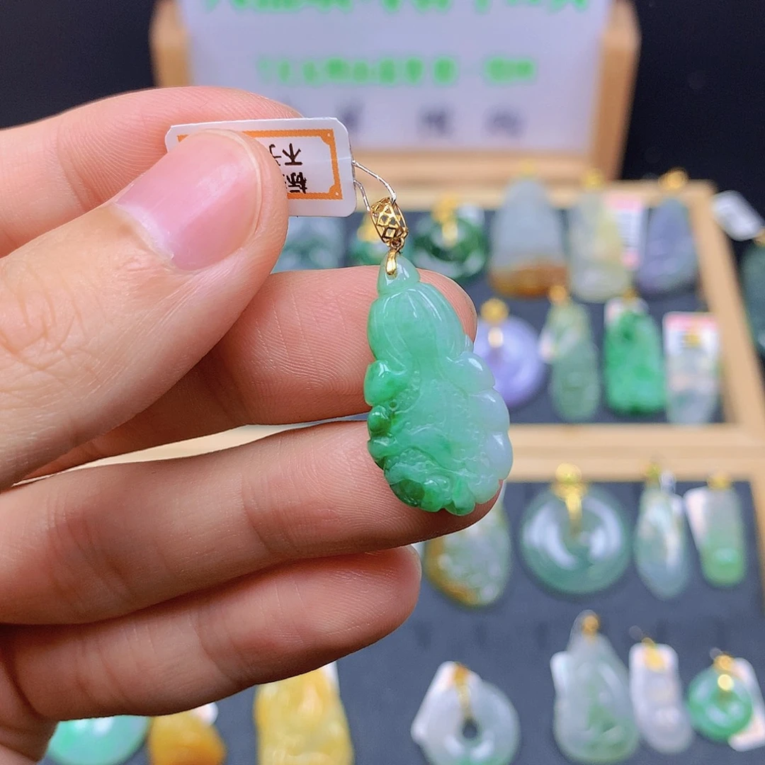 翡翠18K金镶嵌颈饰翡翠