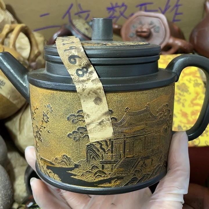 紫砂茶壶原矿泥料，手工制作一把紫砂壶。