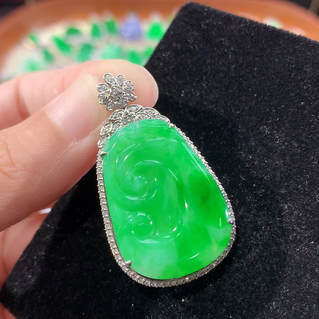 翡翠18K金镶嵌颈饰