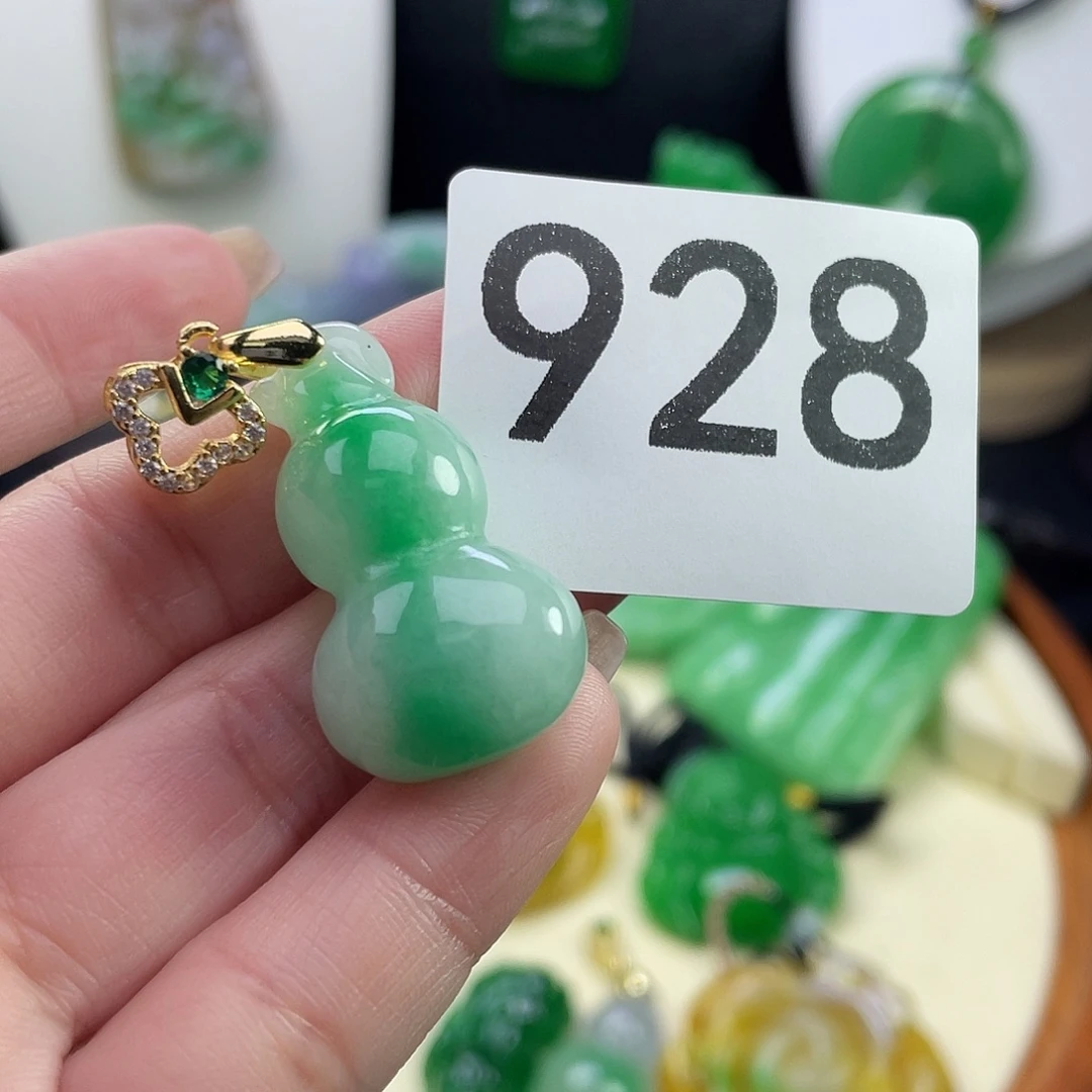 翡翠未镶嵌吊坠(赠链)