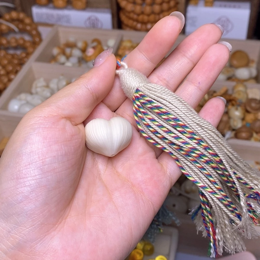 跳***远吊坠猴头核桃爱心，白流苏