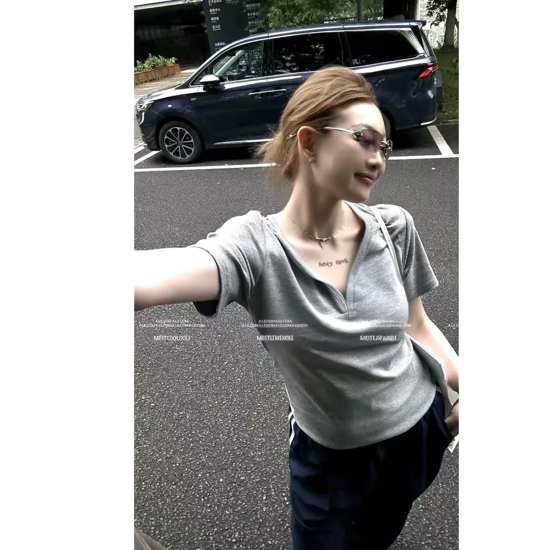 【阿乐家】大码微胖“纯欲辣妹”V领亨利领修身性感短款纽扣T