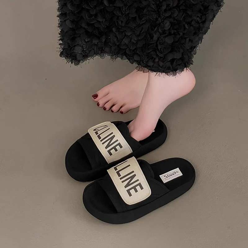 显脚白厚底凉拖鞋女2025夏季外穿超火时尚配裙子平底孕妇面包拖鞋