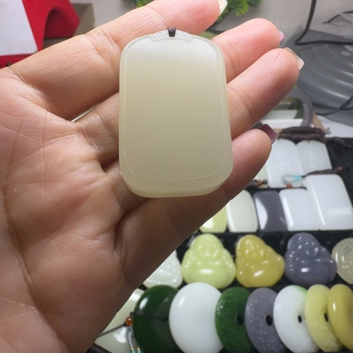 天然新疆老料蜂蜜水无事牌吊坠