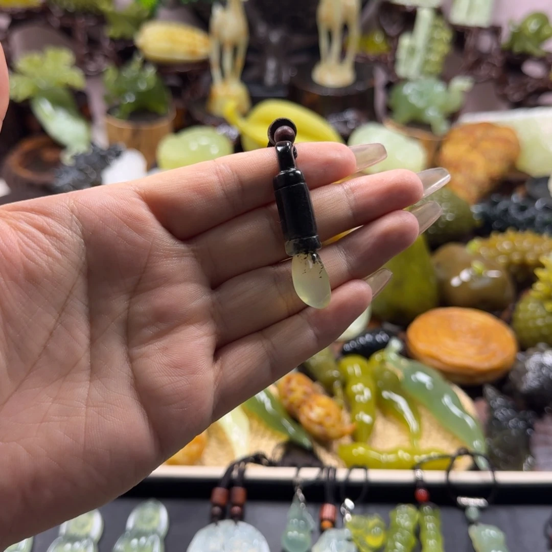 青***梦蛇纹石玉未镶嵌颈饰毛笔