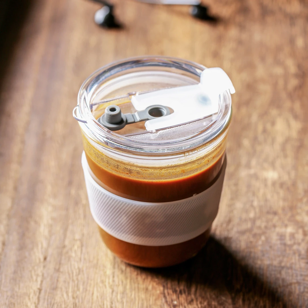 手握玻璃咖啡杯随手美式拿铁杯防烫带盖外带马克杯果汁吸管水杯子