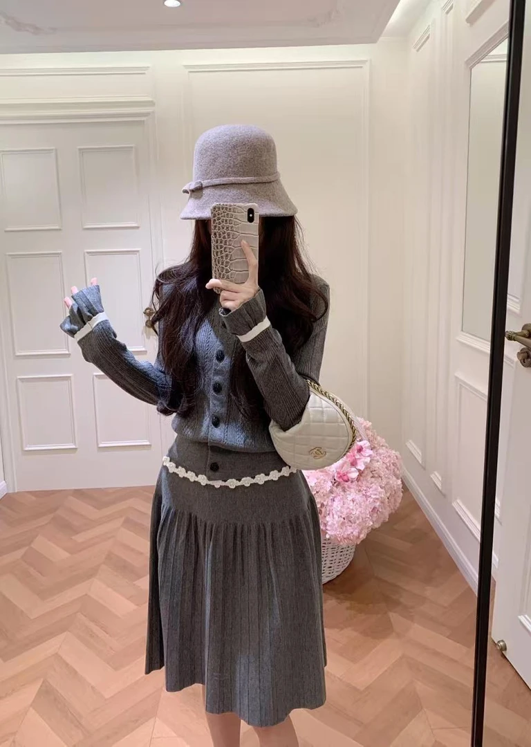 2025秋季新款小香风圆领花边针织毛衣开衫外套百褶半身裙两件套