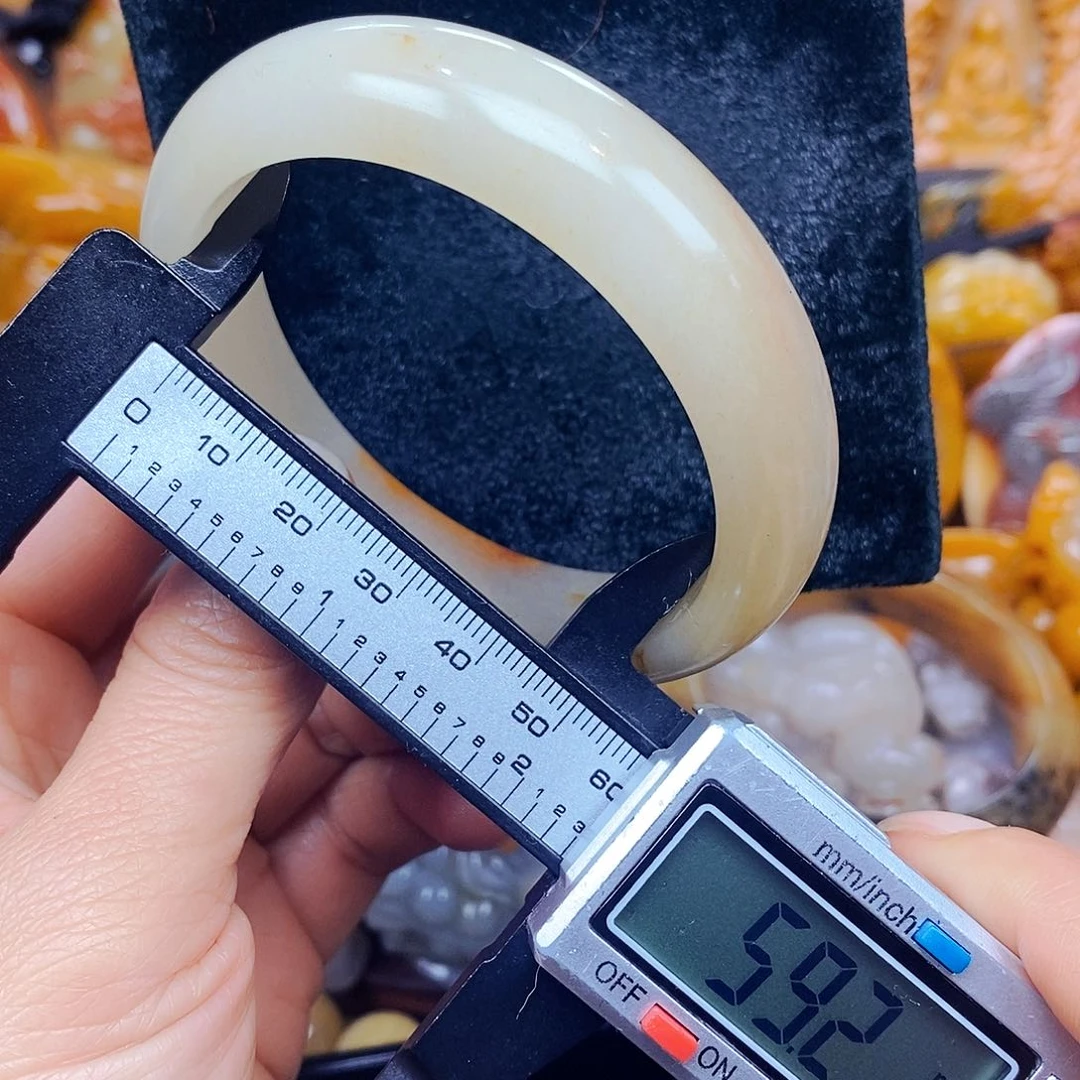 未镶嵌石英质玉（黄龙玉）颈饰