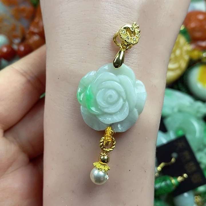 翡翠未镶嵌吊坠(赠链)