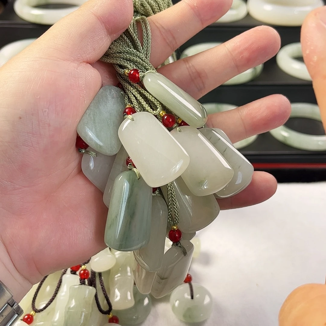 石英质玉未镶嵌颈饰