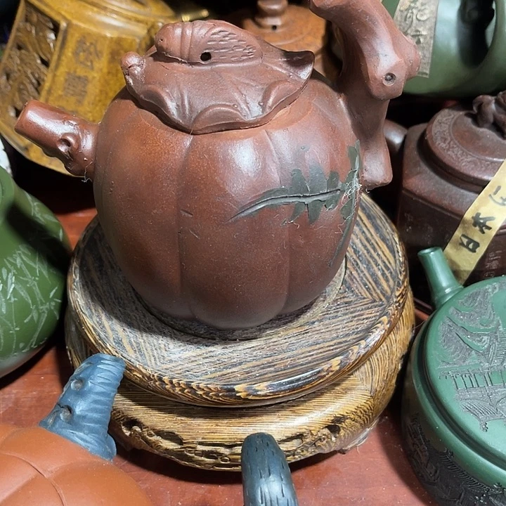 段泥茶壶原矿泥料手工制作的一把紫砂壶。