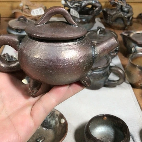 瓷片三足的茶壶铁胎