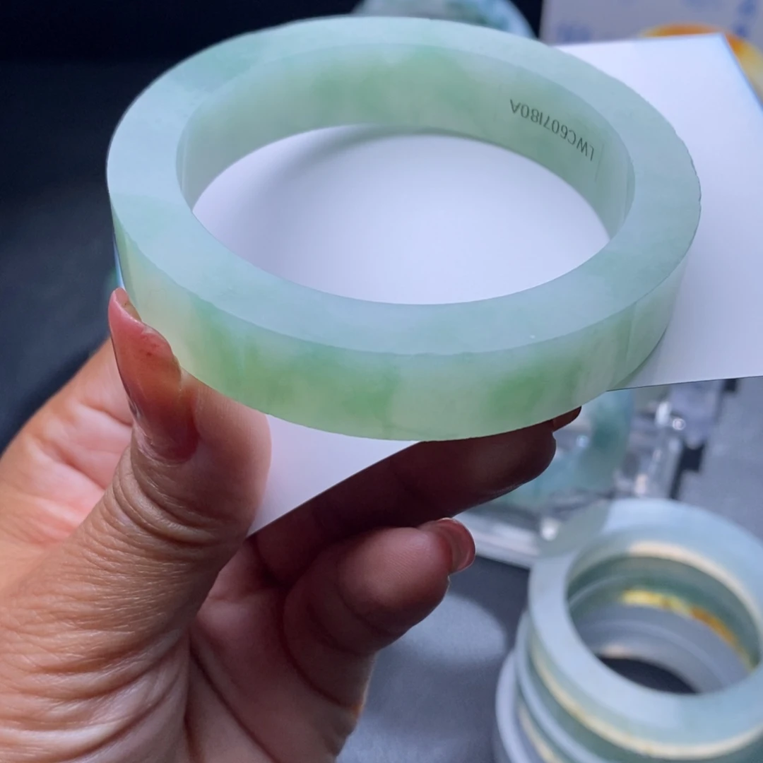 定制翡翠未镶嵌翡翠手镯