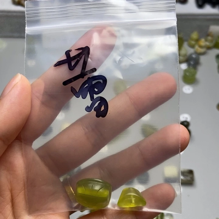 蛇纹石玉未镶嵌颈饰蕾