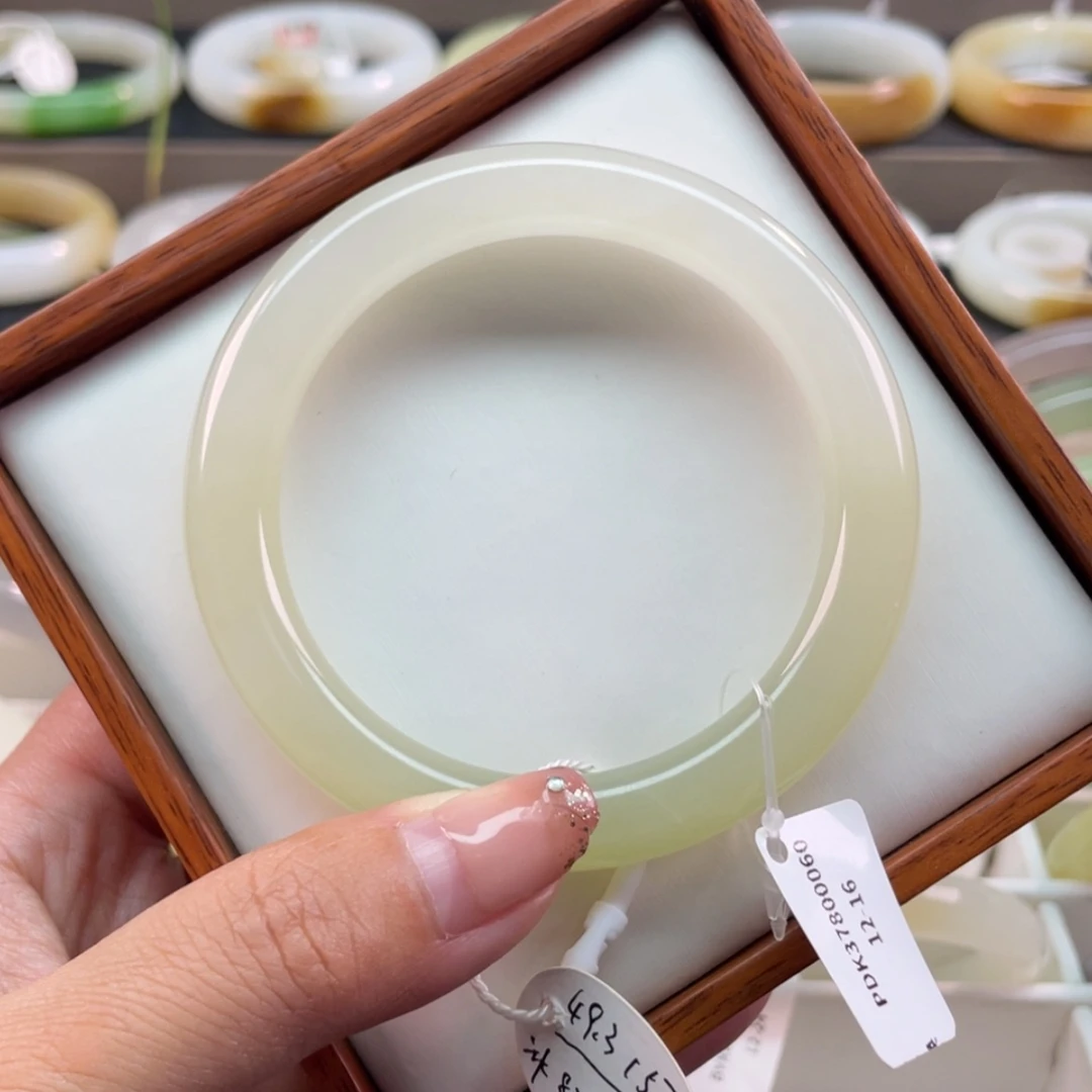 【闪购商品】和田玉手镯未镶嵌57