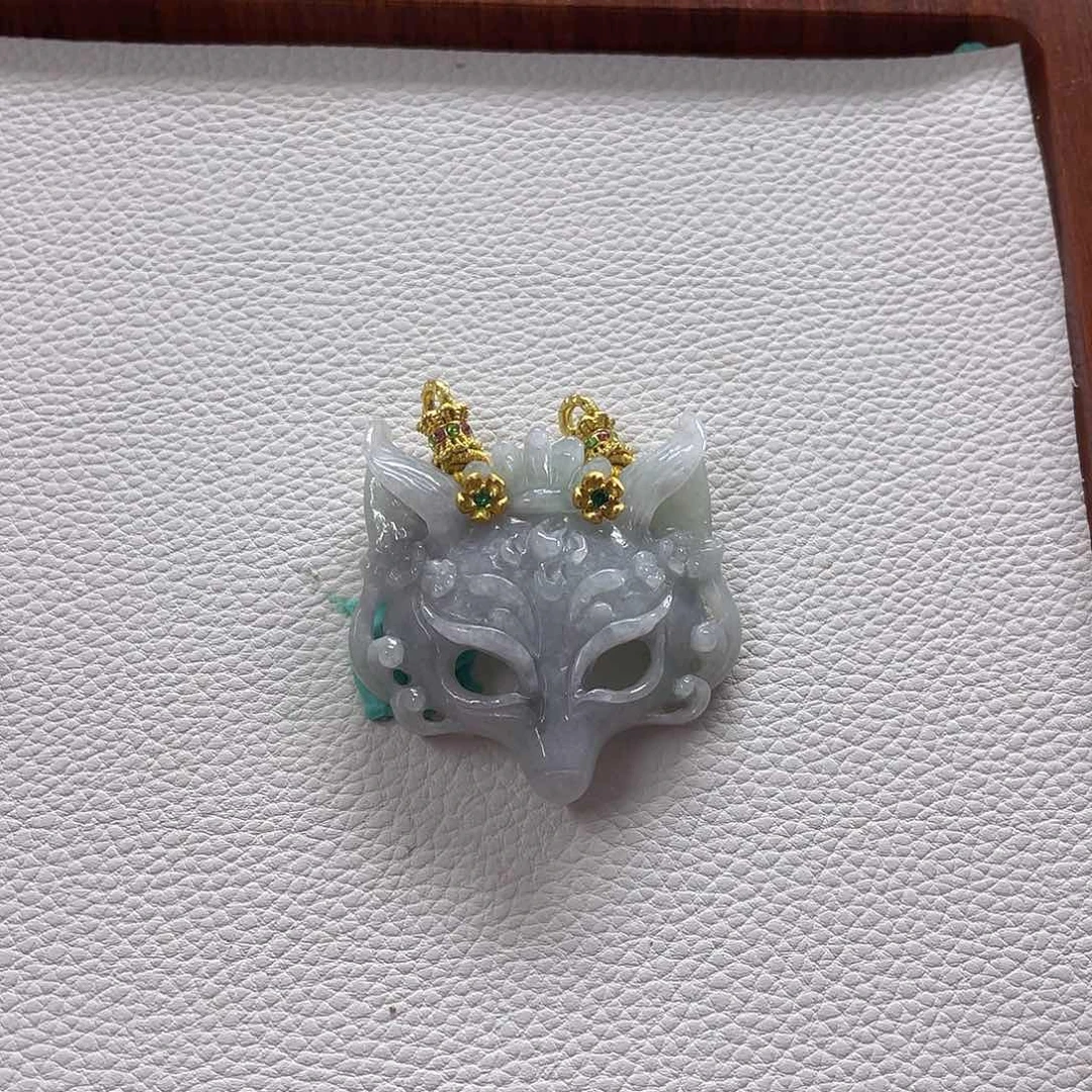 翡翠未镶嵌颈饰烟紫狐面具