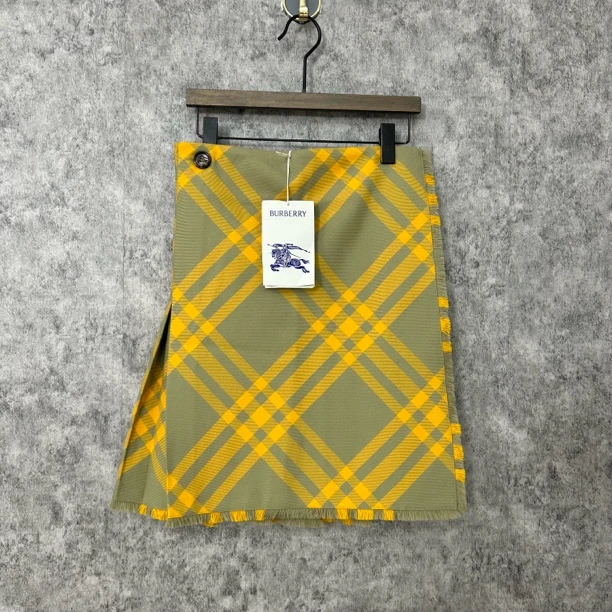 未使用 BURBERRY/博柏利 在售款黄色格纹短裙