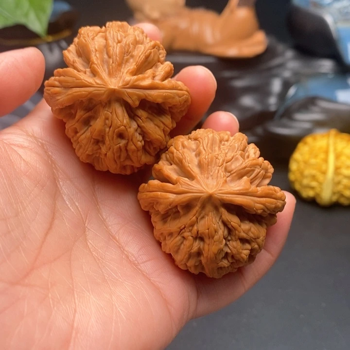 文玩核桃把件红锦鲤