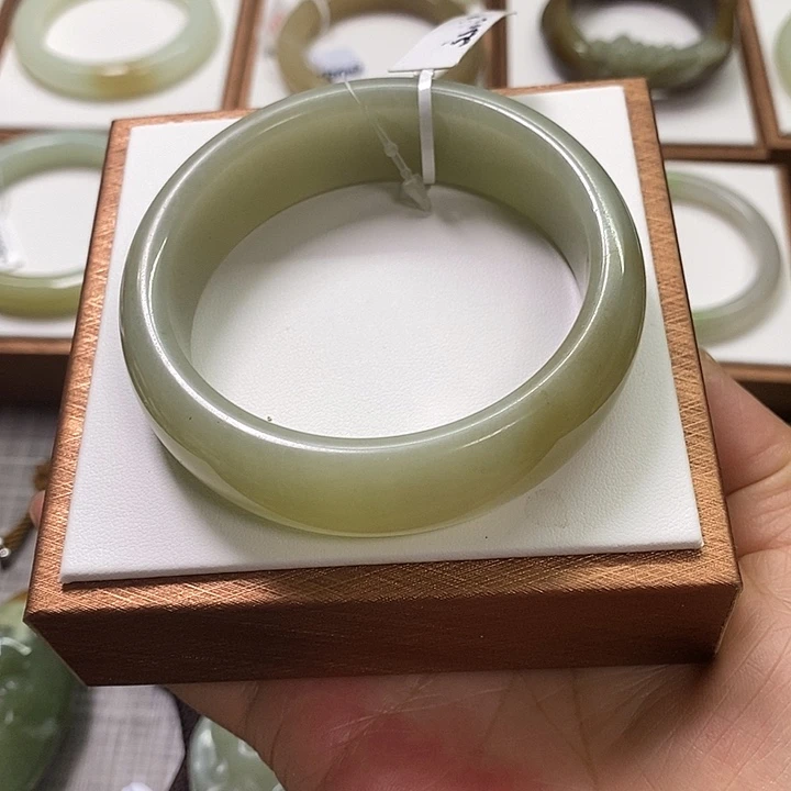 和田玉未镶嵌手镯