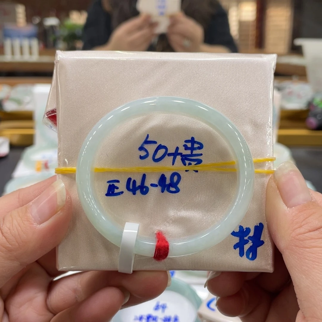 翡翠手镯未镶嵌翡翠