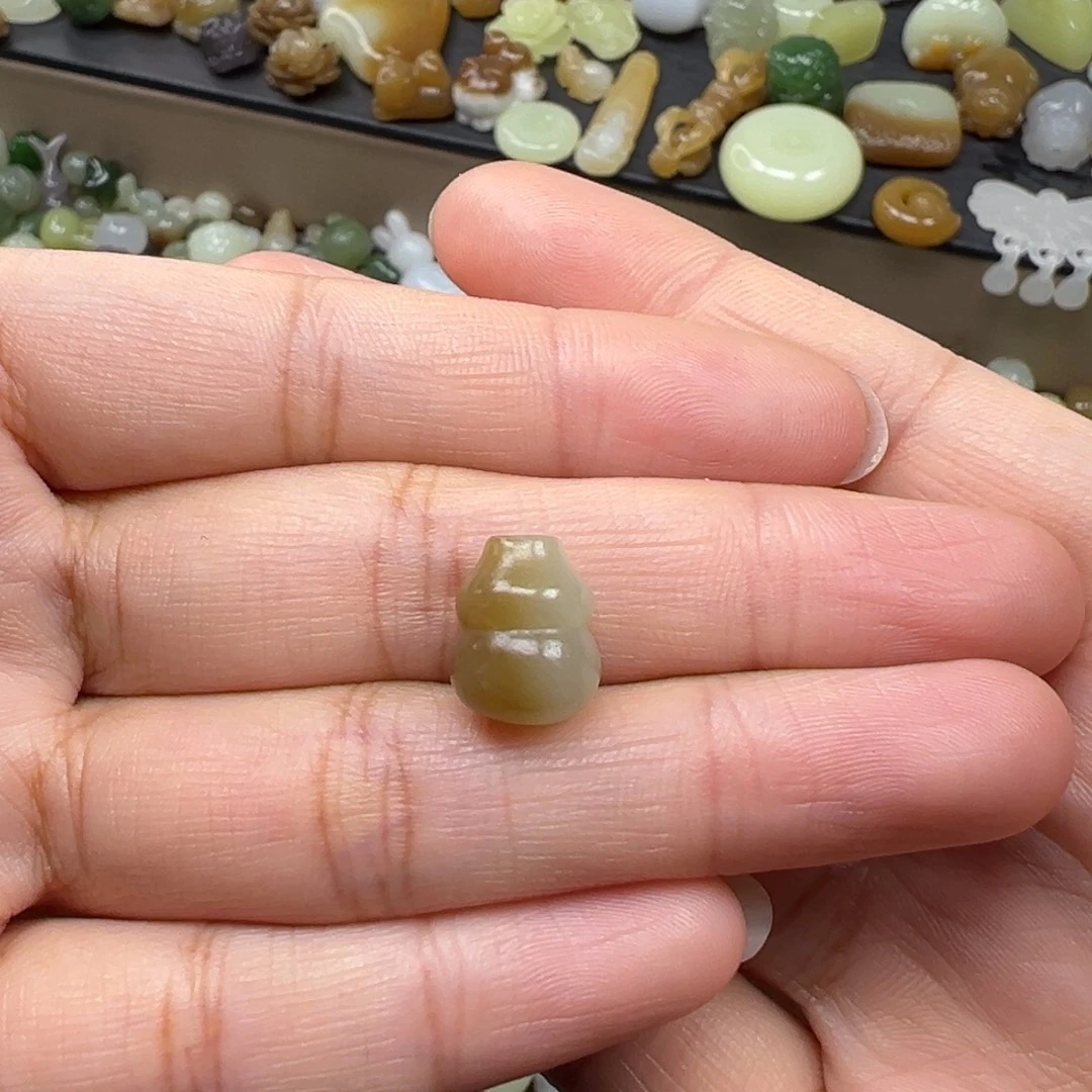 随***心和田玉未镶嵌颈饰