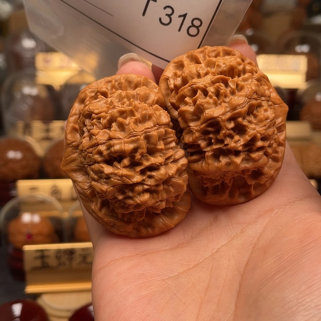 文玩核桃吊坠小**?官帽55。318