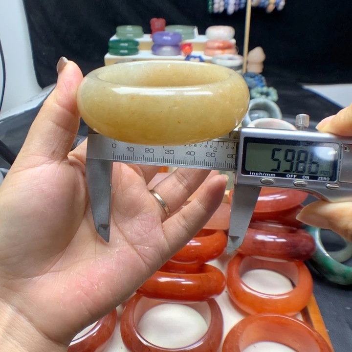 未镶嵌手镯石英质玉