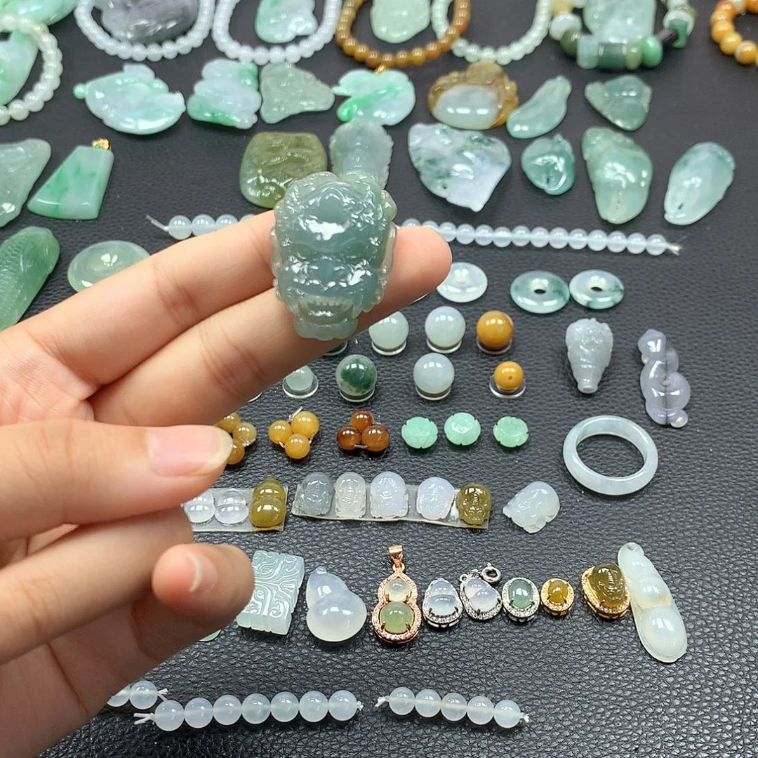 翡翠未镶嵌颈饰龙头