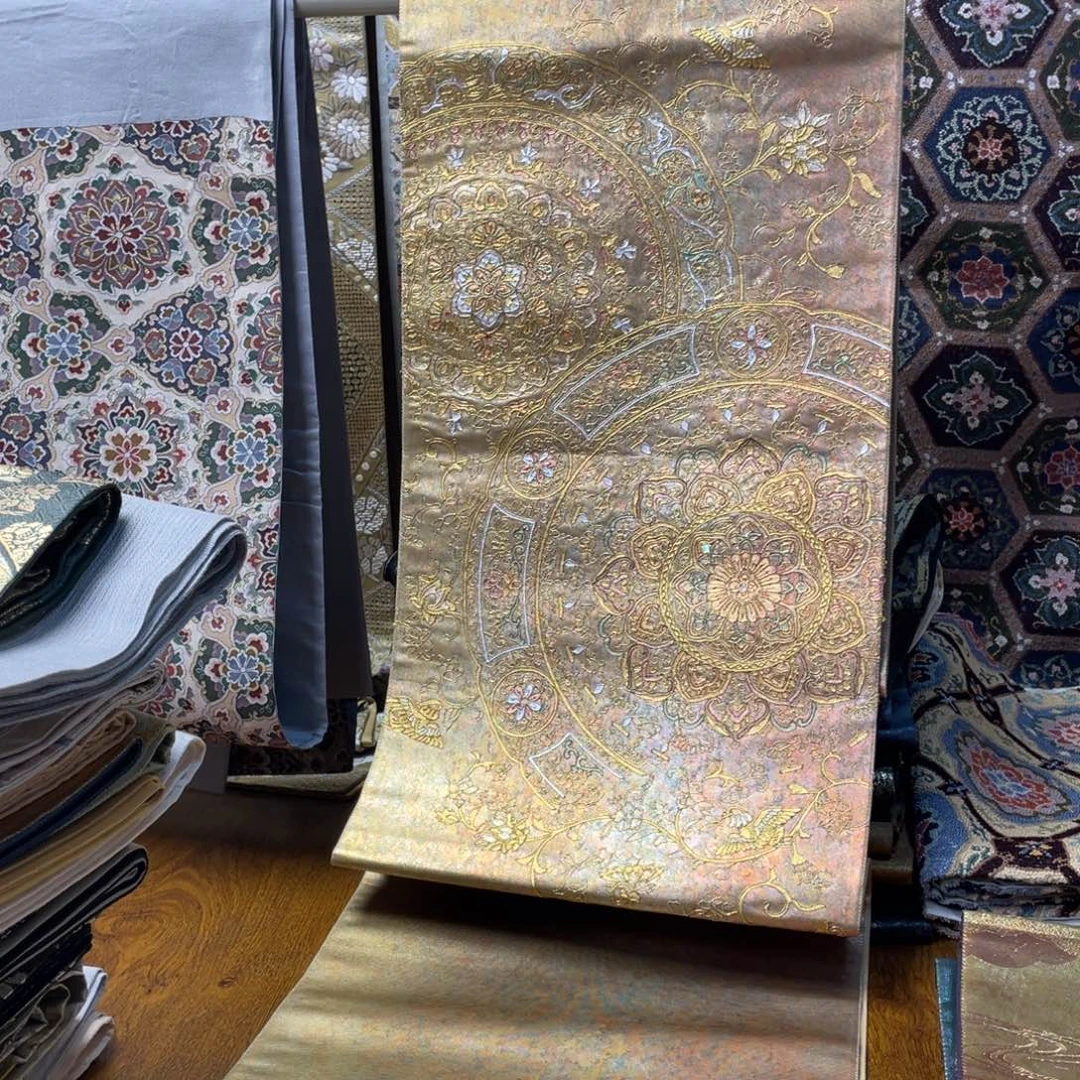 织绣盘金绣嵌螺钿