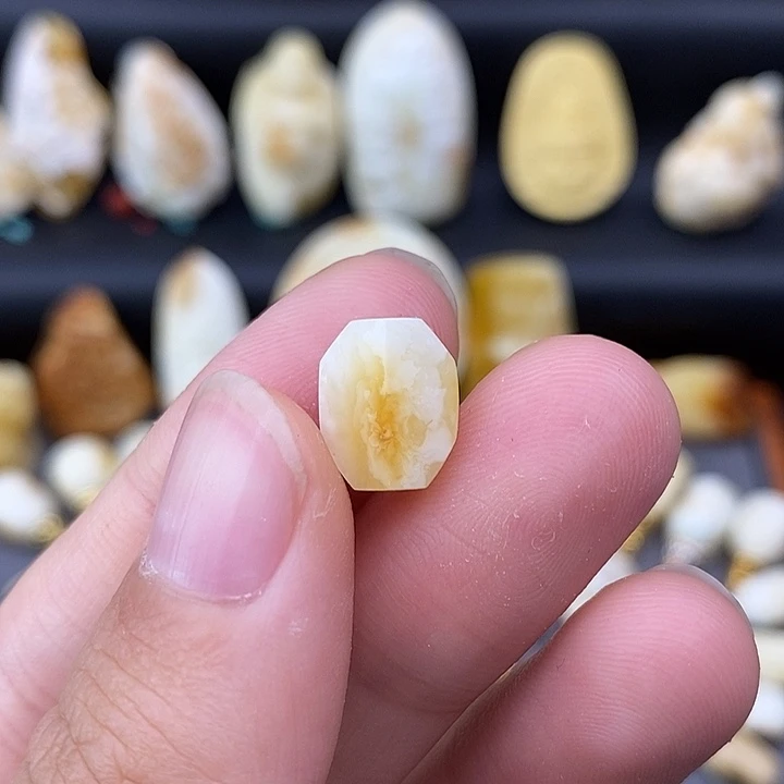 裸石琥珀未镶嵌背云b336