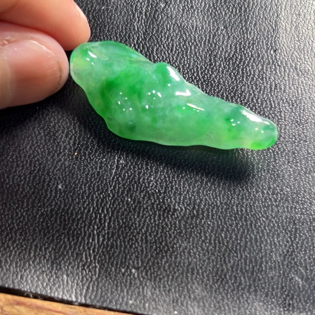 定制翡翠未镶嵌冰阳绿色飘花随形吊坠