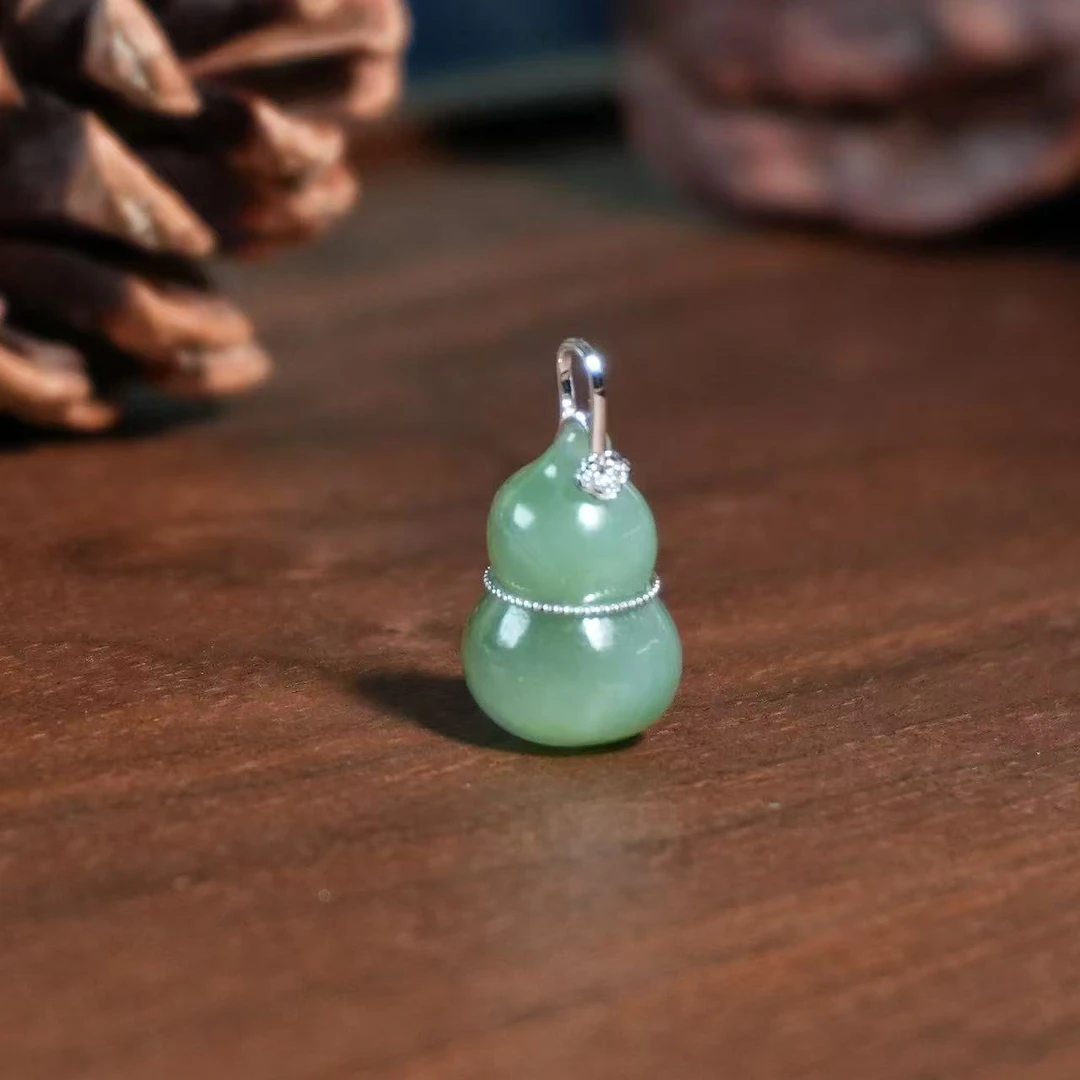 C1402 和田玉18K镶嵌 K白扣和田葫芦吊坠11x18