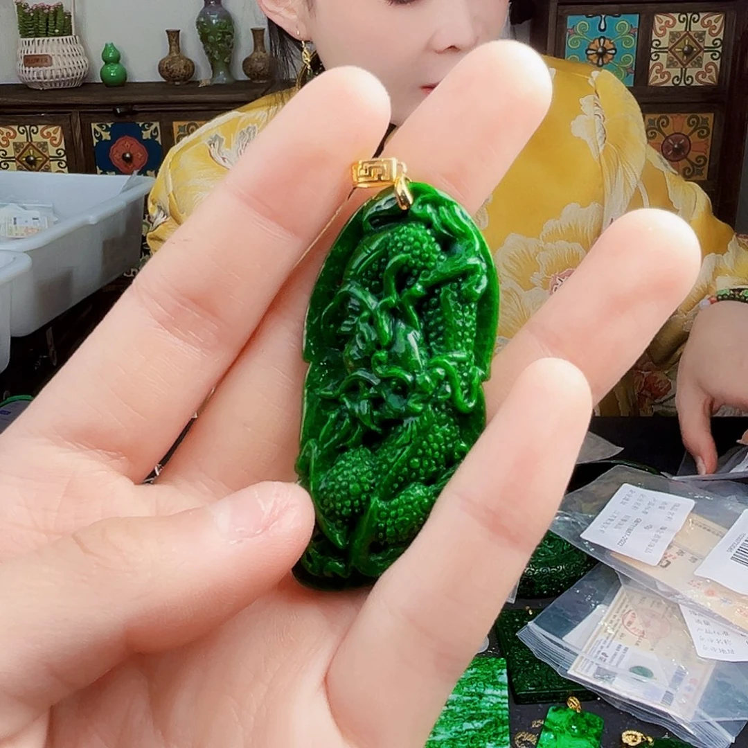 颈饰18K金镶嵌翡翠多样性