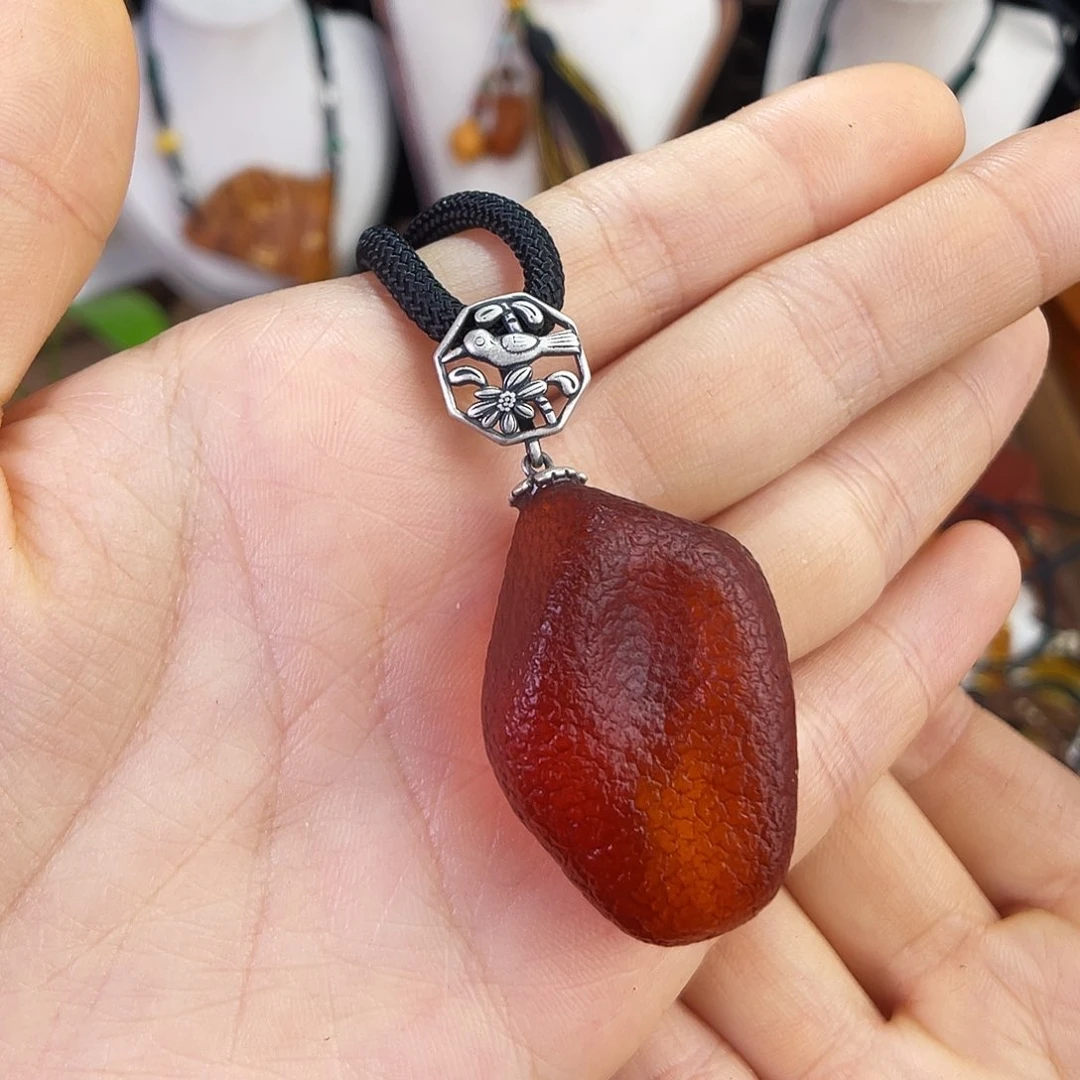 琥珀珠宝奇石未镶嵌。