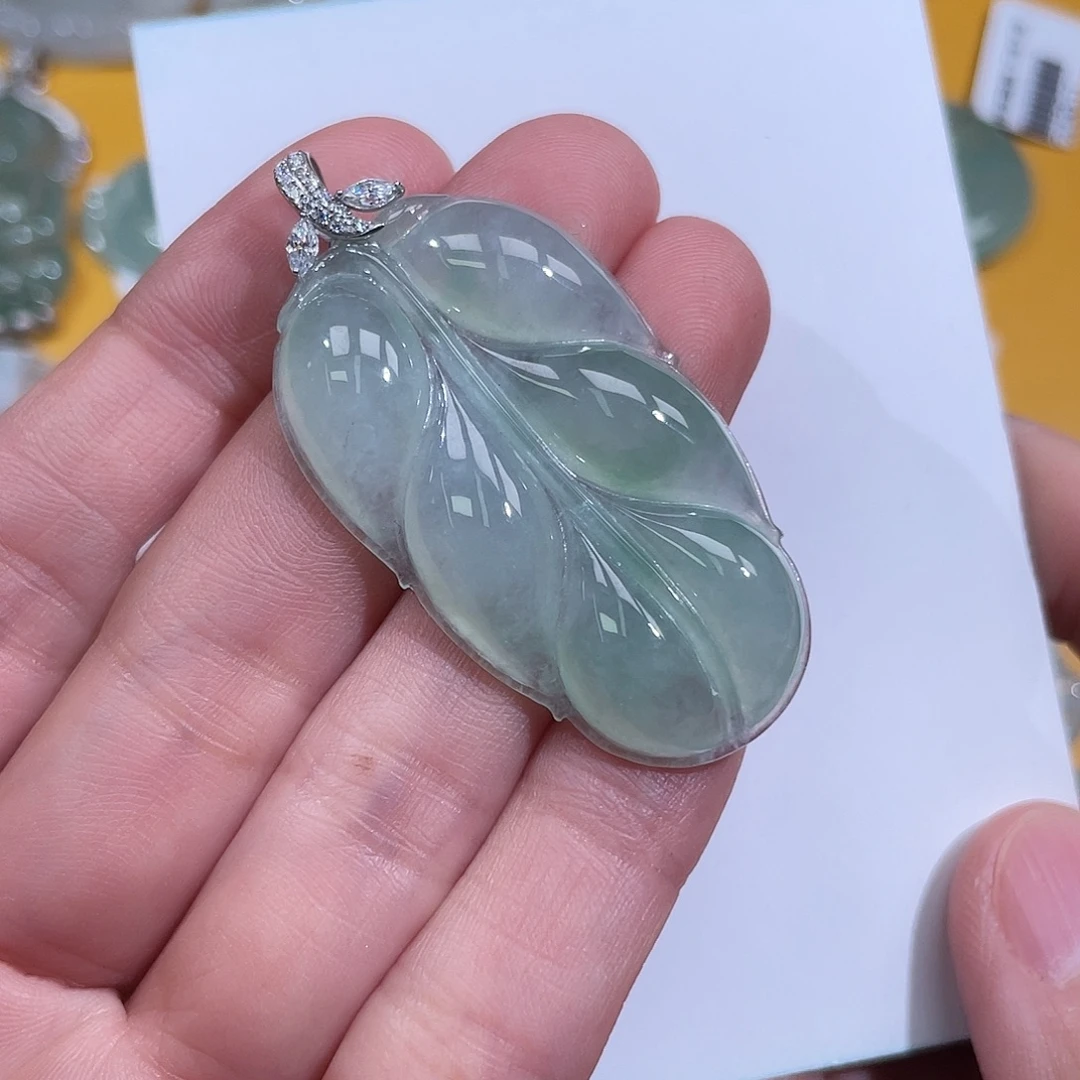 小***儿翡翠18K金镶嵌颈饰大叶子