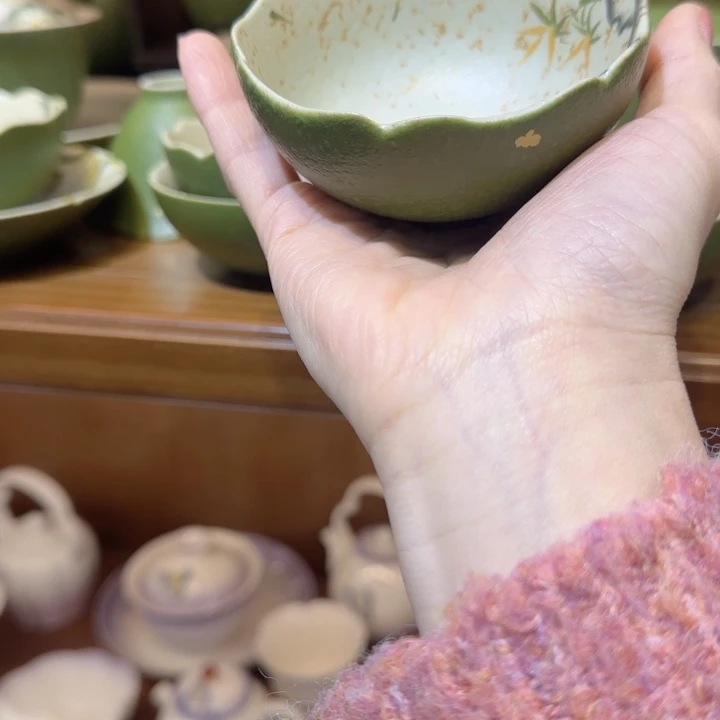 你看哈是不是有人去买衣服