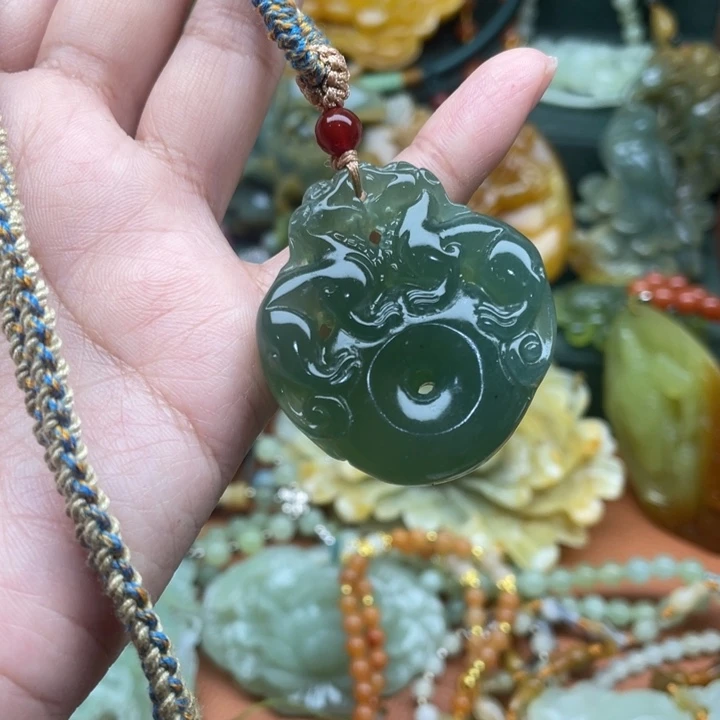 蛇纹石玉吊坠合金