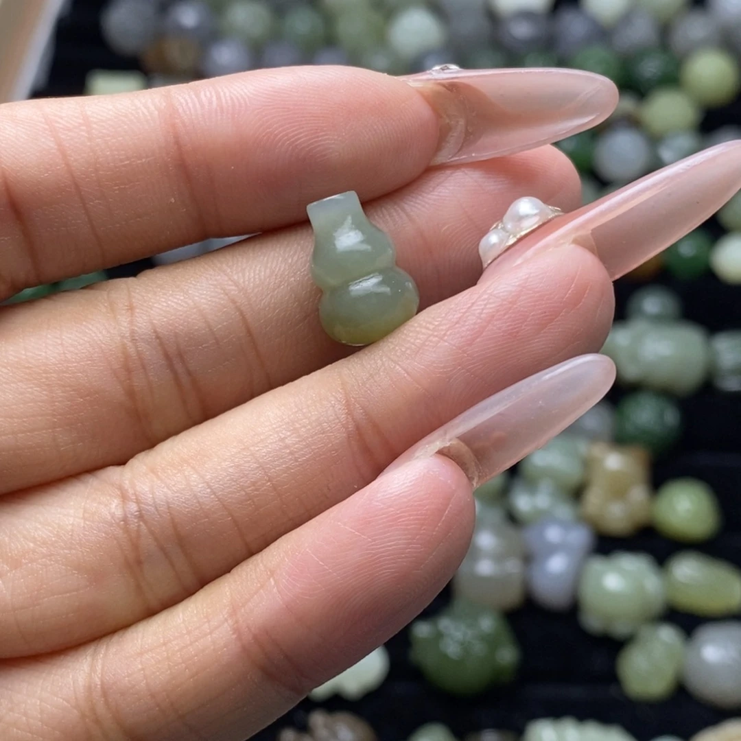 旺***星和田玉未镶嵌颈饰