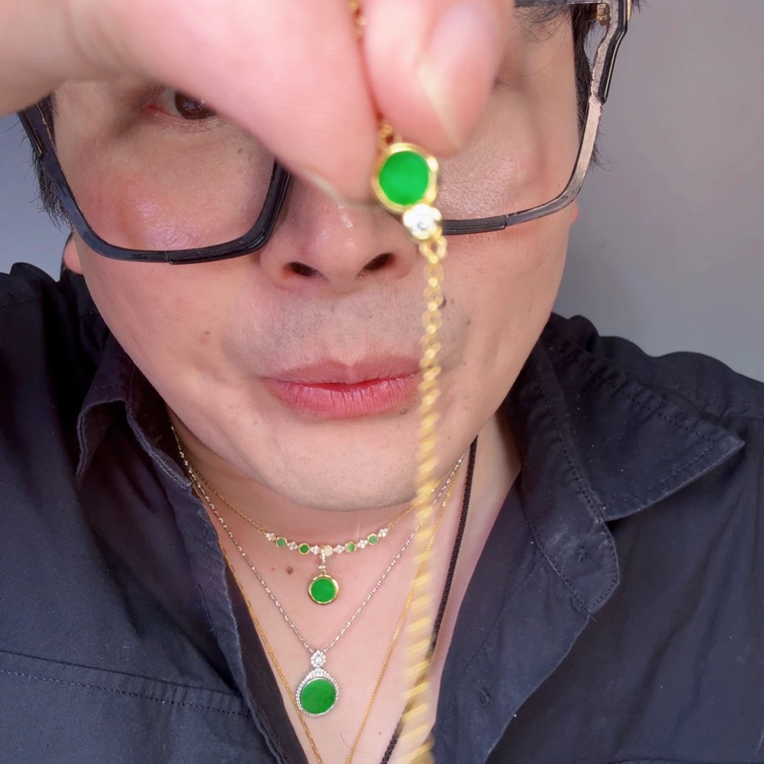 翡翠未镶嵌颈饰一件