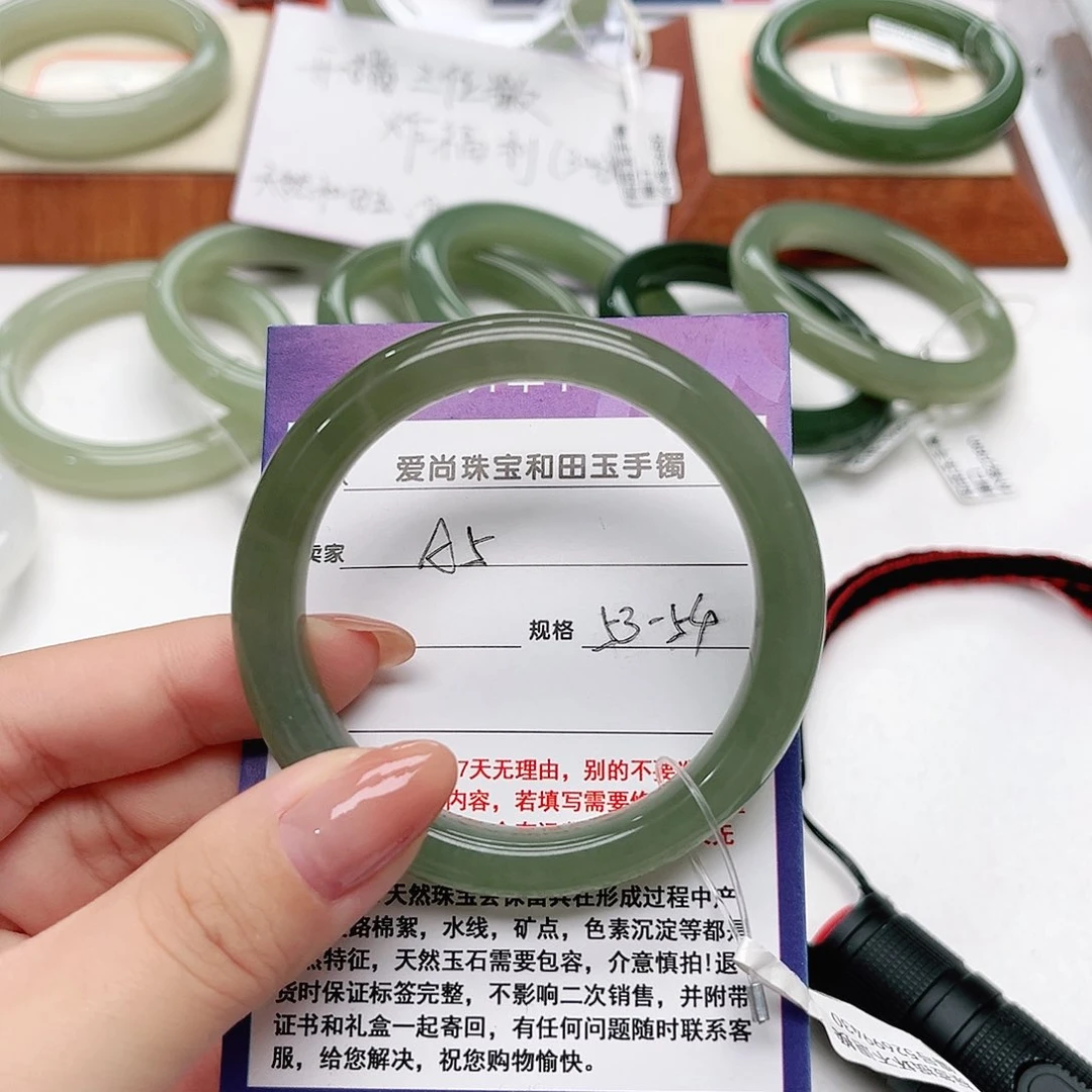 和田玉手镯未镶嵌