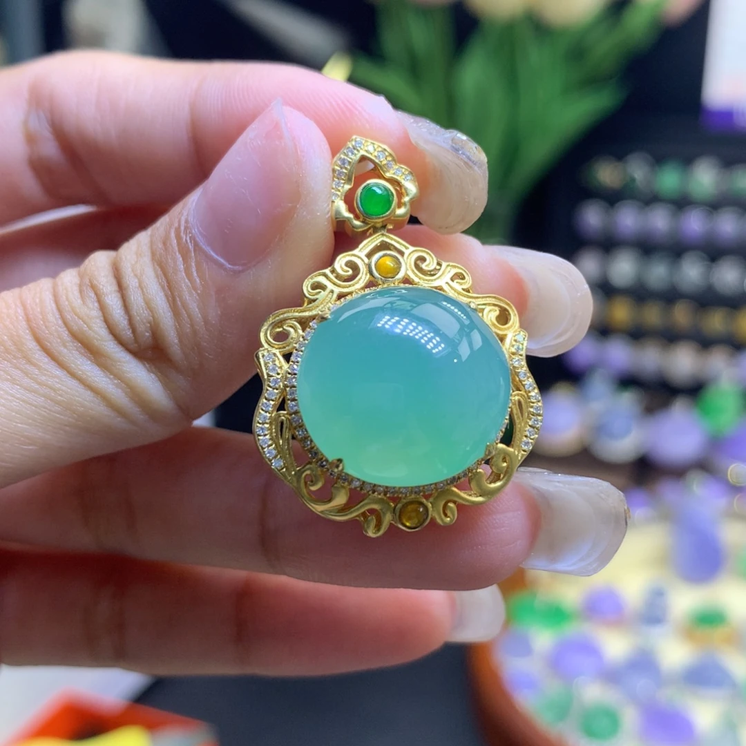 颈饰18K金镶嵌翡翠