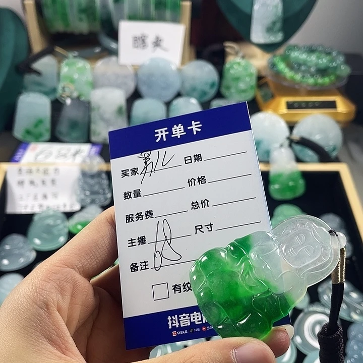 男***9翡翠未镶嵌颈饰观音