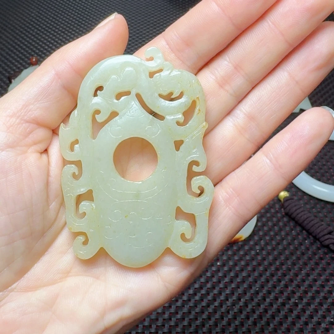 和田玉挂件未镶嵌少****坏