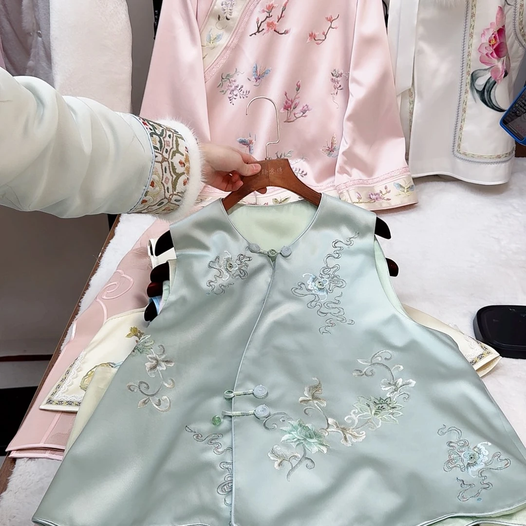 刺绣真丝天青色 波浪边马甲