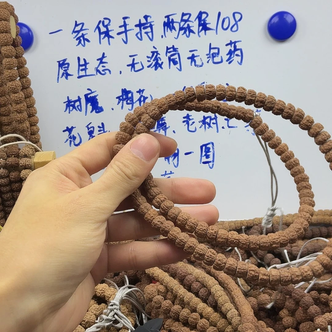 浪***丶金刚菩提吊坠龙切老树王，一条保手持