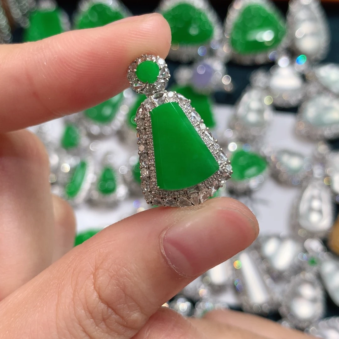 颈饰18K金镶嵌翡翠无事牌